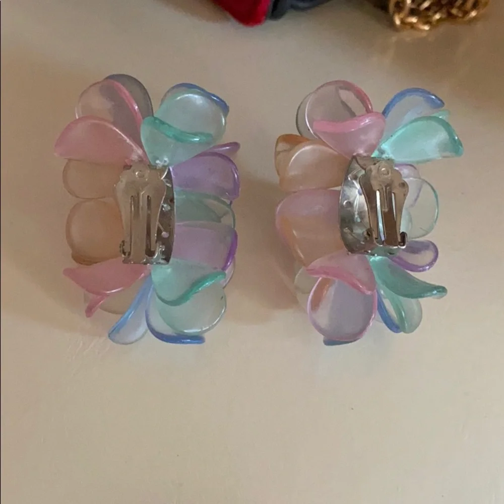 Vintage Pastel Petal Curved Clip On Earrings